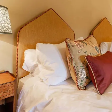 Rose Castle Bed & Breakfast *