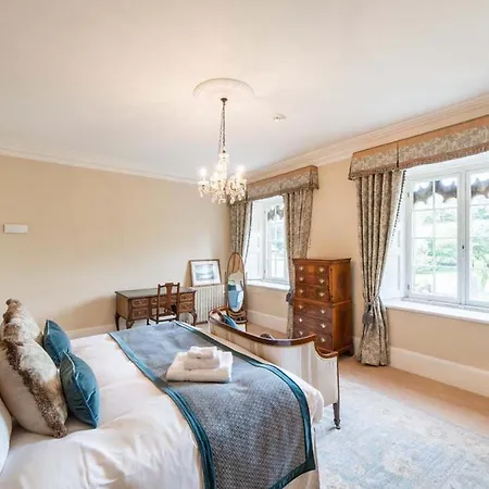 Rose Castle Bed & Breakfast *