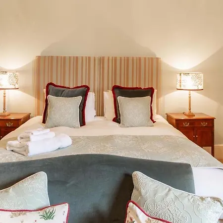 Rose Castle Bed & Breakfast *