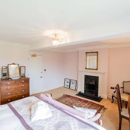 Rose Castle Bed & Breakfast *