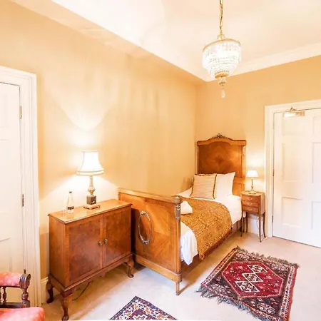 Rose Castle Bed & Breakfast *