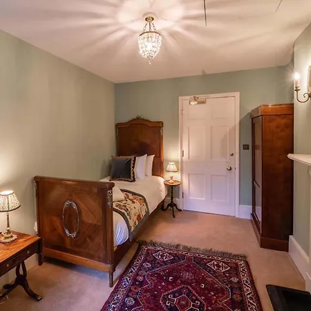Rose Castle Bed & Breakfast *