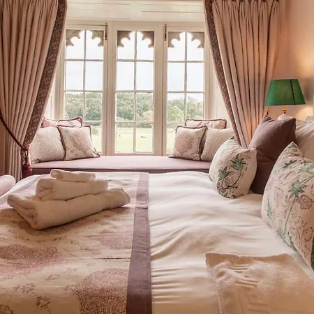 Rose Castle Bed & Breakfast *